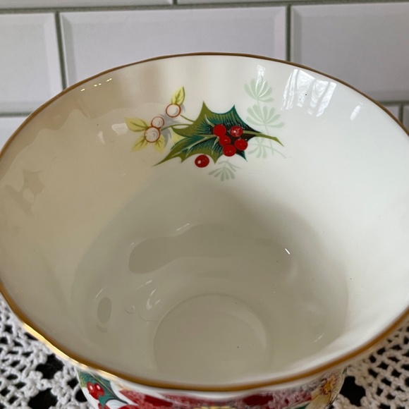 Royal Albert Poinsettia saucer and tea cup. Bone China made in England. - Picture 9 of 12